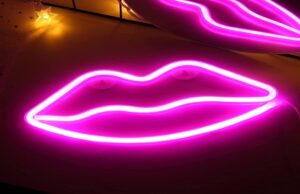 neon lips